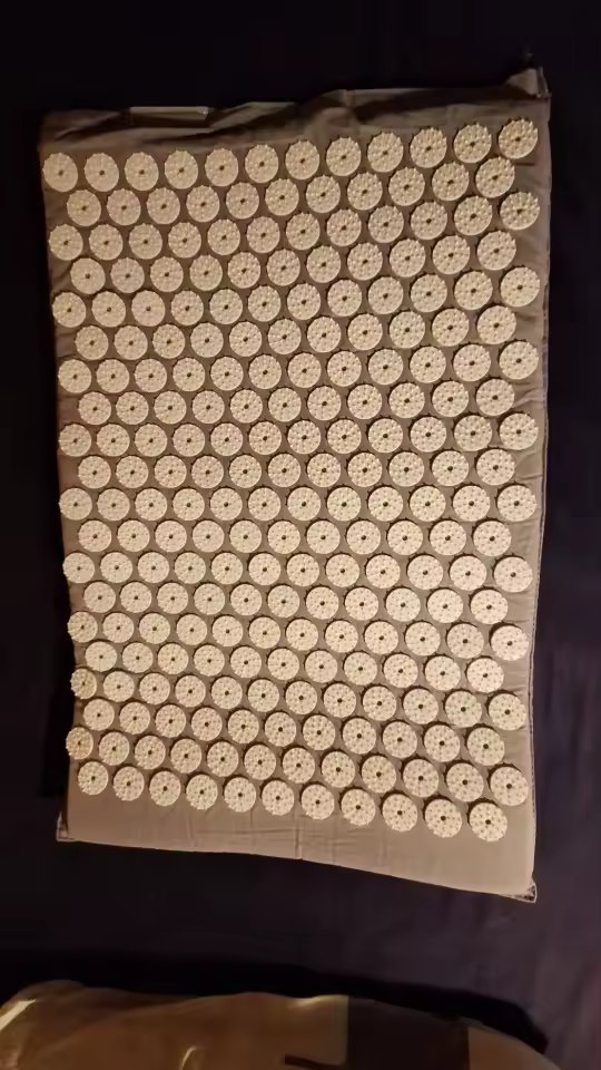 Customer photo of the beige acupressure mat with white spikes